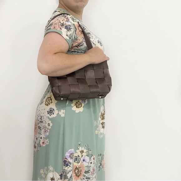 Harvey’s Seatbelt Shoulder Bag - Picture 8 of 8